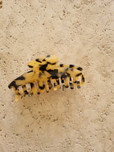 Load image into Gallery viewer, Marble Claw Clip
